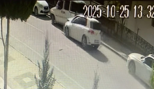 Otomobil park halindeki araçlara çarpı