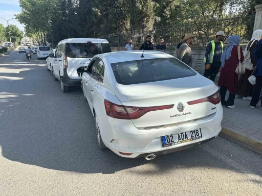 Otomobil park halindeki araçlara çarptı
