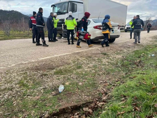 Otomobil park halindeki kamyona &ccedil;arptı: 2 &ouml;l&uuml;, 1 yaralı
