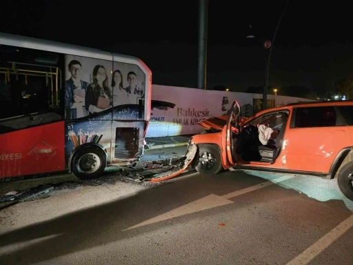 Otomobil park halindeki otob&uuml;se &ccedil;arptı: 1 yaralı
