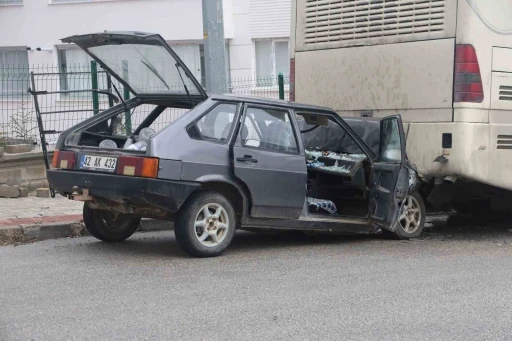 Otomobil park halindeki otob&uuml;se &ccedil;arptı: 1 yaralı
