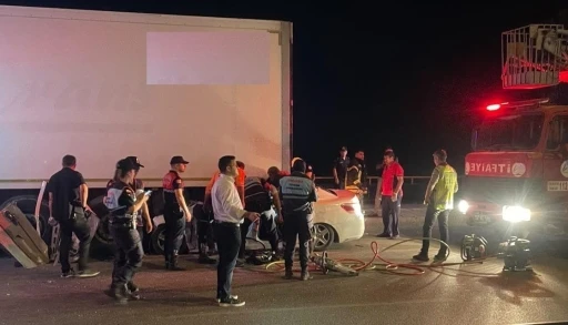 Otomobil, park halindeki tırın altına girdi: 2 ölü
