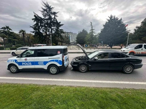 Otomobil, polis ekip otosuna arkadan çarptı
