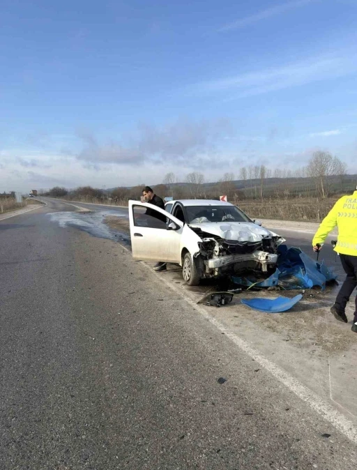 Otomobil ref&uuml;j başı y&ouml;n tabelasına &ccedil;arptı
