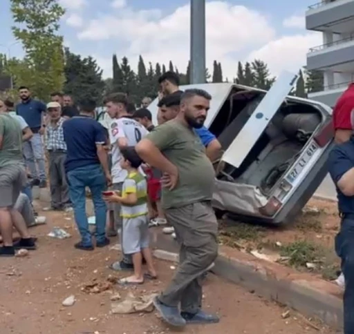Otomobil refüjdeki aydınlatma direğine çarptı: 1 yaralı
