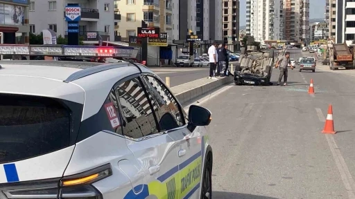 Otomobil refüje çarpıp, iki araca vurup ters döndü
