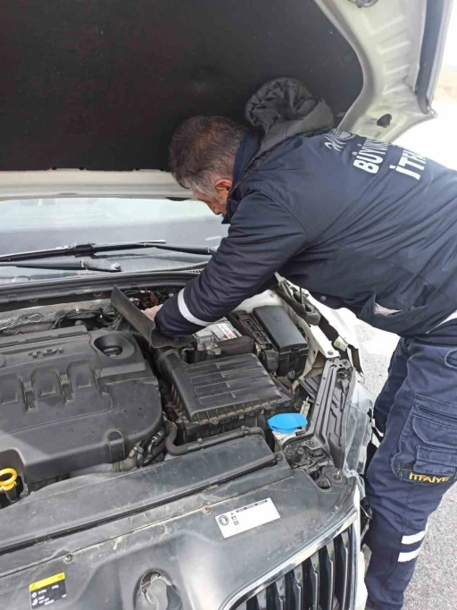 Otomobil refüje çarptı: 2 yaralı
