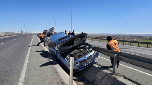 Otomobil ref&uuml;je &ccedil;arptı, ara&ccedil;ta sıkışan s&uuml;r&uuml;c&uuml;y&uuml; itfaiye kurtardı
