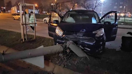 Otomobil ref&uuml;je &ccedil;ıktı: Kaza anı kamerada
