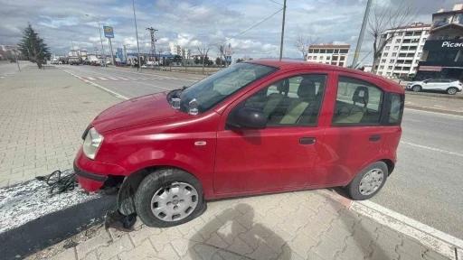 Otomobil ref&uuml;je &ccedil;ıktı, s&uuml;r&uuml;c&uuml; kazayı yara almadan atlattı
