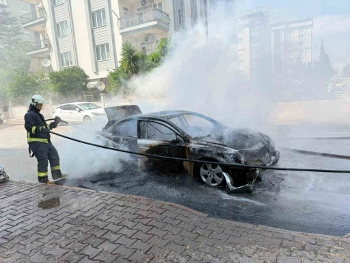 Otomobil saniyeler i&ccedil;inde alev topuna d&ouml;nd&uuml;, yangın t&uuml;p&uuml; ve hortumlar işe yaramadı
