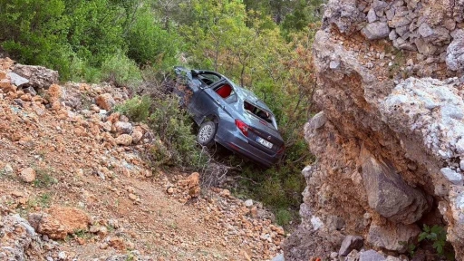 Otomobil şarampole yuvarlandı:3&rsquo;&uuml; &ccedil;ocuk 5 kişi yaralandı
