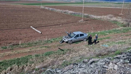 Otomobil şarampole yuvarlandı, araçtakiler burnu bile kanamadan kurtuldu
