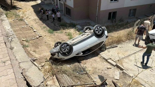 Otomobil sitenin bah&ccedil;esine d&uuml;şt&uuml;
