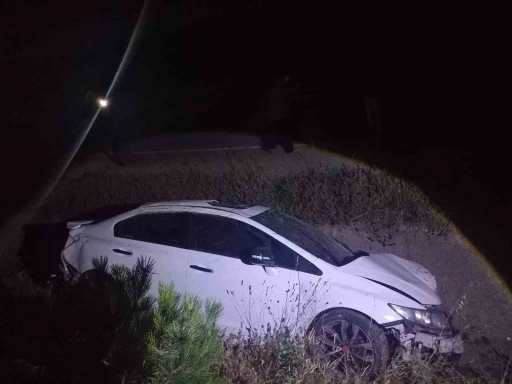 Otomobil su kanalına d&uuml;şt&uuml;: 1&rsquo;i ağır 2 yaralı
