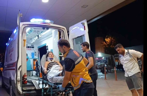 Otomobil su kanalına düştü: 3 yaralı
