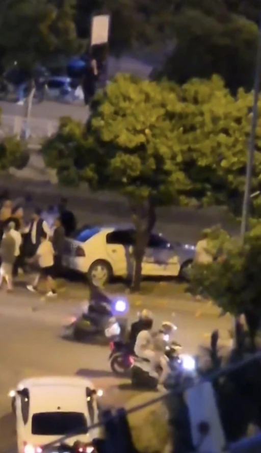 Otomobil, sulama kanalı korkuluğuna &ccedil;arpıp asılı kaldı
