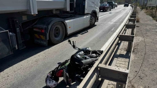 Otomobil sürücüsü motosiklete çarpıp kaçtı; 1 yaralı
