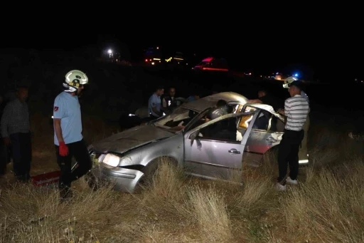 Otomobil takla atarak şarampole u&ccedil;tu: 3 yaralı
