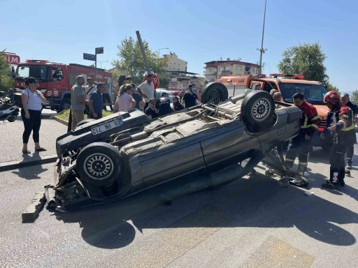 Otomobil takla attı: 2 kişi yaralandı
