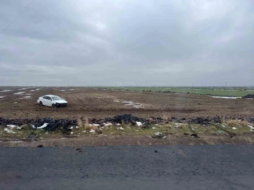 Otomobil tarlaya yuvarlandı, s&uuml;r&uuml;c&uuml; kazayı yara almadan atlattı
