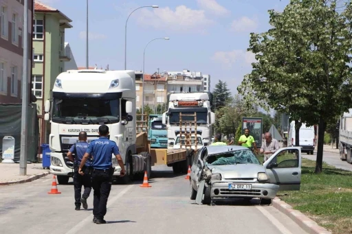 Otomobil tıra arkadan &ccedil;arptı: 1&rsquo;i ağır 3 yaralı
