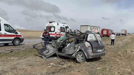 Otomobil tıra arkadan &ccedil;arptı: 1 &ouml;l&uuml;, 3 yaralı
