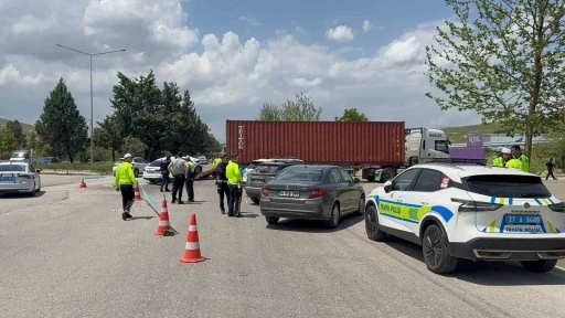 Otomobil tıra arkadan &ccedil;arptı: 1 &ouml;l&uuml;, 4 yaralı
