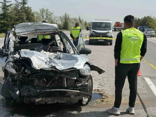 Otomobil tıra arkadan çarptı: 1 ölü, 4 yaralı
