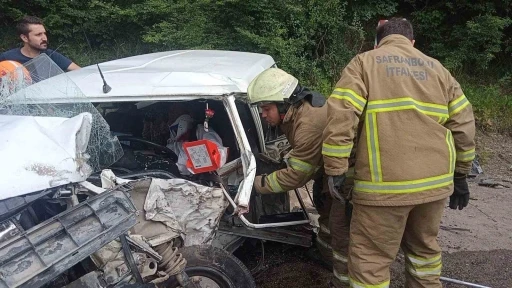 Otomobil tıra &ccedil;arptı: 1&rsquo;i ağır 3 yaralı
