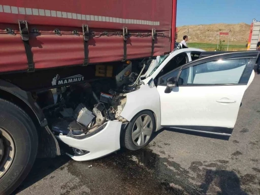 Otomobil tıra çarptı: 2’si çocuk 6 yaralı
