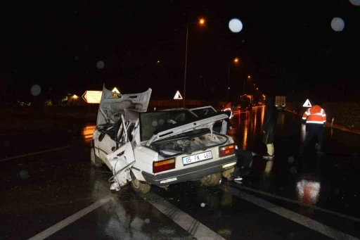 Otomobil tıra çarptı: 4 yaralı
