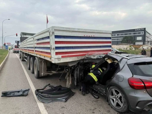 Otomobil tırın altına girdi
