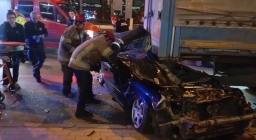 Otomobil tırın altına girdi: S&uuml;r&uuml;c&uuml; ağır yaralandı
