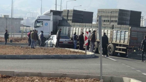 Otomobil tırın dorsesinin altında kaldı: S&uuml;r&uuml;c&uuml;n&uuml;n burnu bile kanamadı
