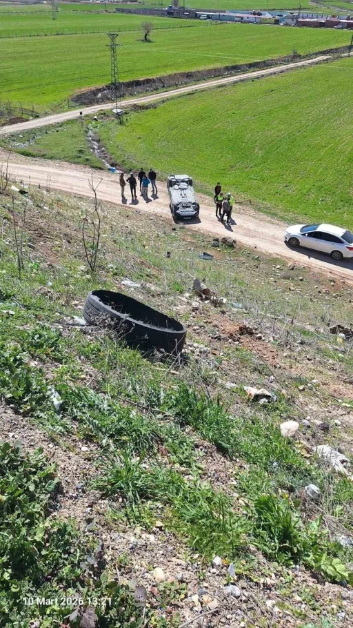 Otomobil u&ccedil;uruma yuvarlandı, s&uuml;r&uuml;c&uuml;y&uuml; itfaiye kurtardı

