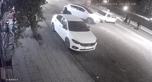 Otomobil, yaya geçidinde duran araca böyle çarptı: 2 yaralı

