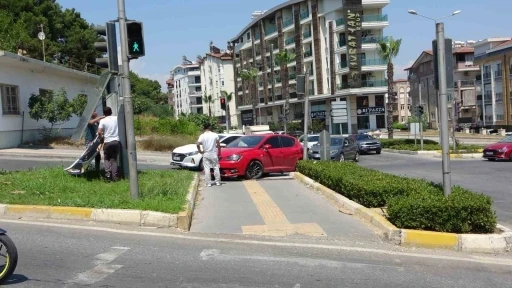 Otomobil yaya ge&ccedil;idine &ccedil;ıktı, 2 kişi yaralandı
