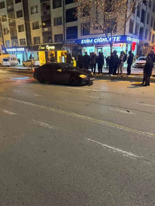 Otomobil, yayalara &ccedil;arptı: 2 ağır yaralı
