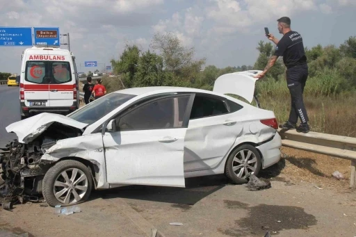Otomobil yol kenarında bariyerlere çarptı: 2 yaralı
