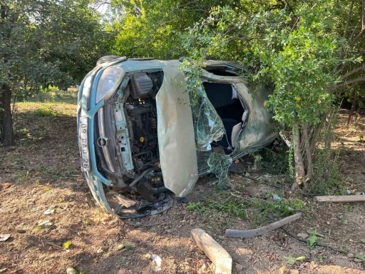 Otomobil yol kenarındaki tarlaya girip yan yattı: 4 yaralı
