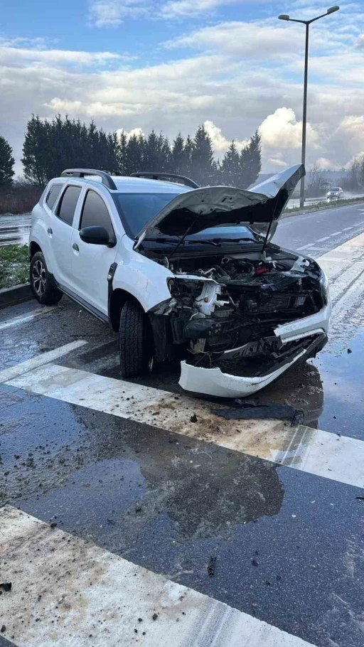 Otomobil yoldan &ccedil;ıkarak tabelaya &ccedil;arptı: 8 kişi kazayı yara almadan atlattı
