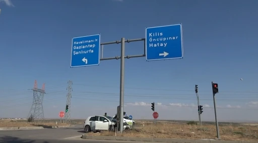 Otomobil y&ouml;n tabelasına &ccedil;arptı: 2 yaralı
