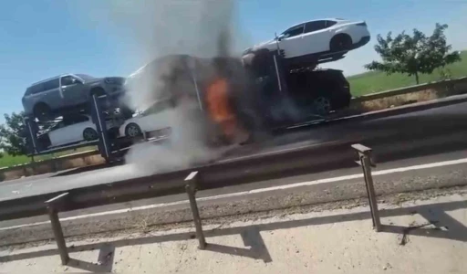 Otomobil y&uuml;kl&uuml; tır alev alarak patladı
