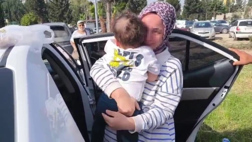 Otomobilde mahsur kalan evladına kavuşan anne g&ouml;zyaşlarına boğuldu

