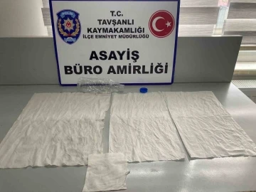 Otomobilden peçeteye emdirilmiş uyuşturucu çıktı: 2 kişi tutuklandı
