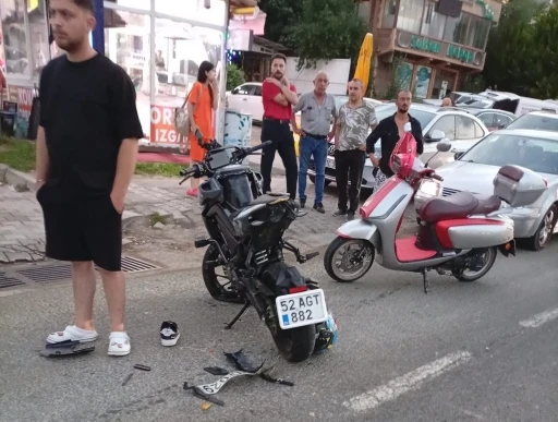 Otomobile arkadan &ccedil;arpan motosiklette 2 kişi yaralandı
