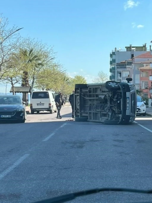 Otomobile çarpan araç yan yattı
