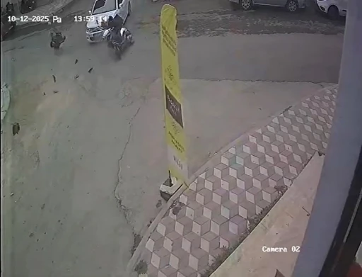 Otomobile çarpan motosiklet sürücüsü yere savruldu
