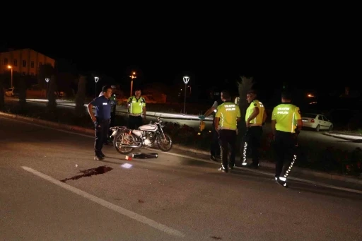 Otomobile &ccedil;arpan motosikletin s&uuml;r&uuml;c&uuml;s&uuml; ağır yaralandı: Kaza kameraya yansıdı
